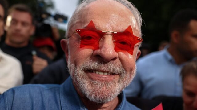 Lula celebra resultado ao lado de Janja, Janones, Simone Tebet, Marina e apoiadores no comitê