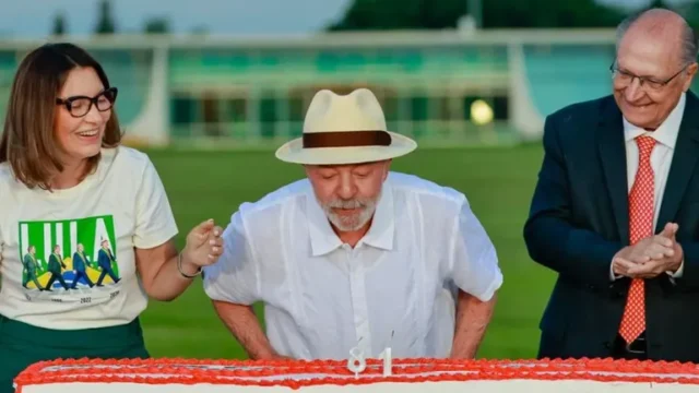 Lula chama saída de Flávio Bolsonaro do Brasil de “ato vergonhoso” durante aniversário
