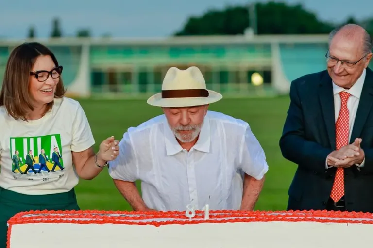 Lula chama saída de Flávio Bolsonaro do Brasil de “ato vergonhoso” durante aniversário