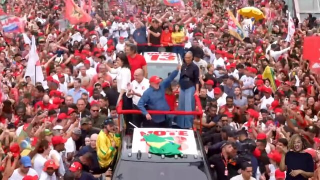 Lula chega em manifestação na Avenida Paulista, em São Paulo