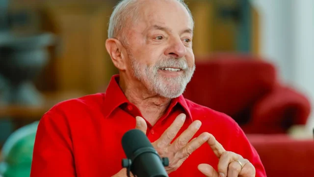 Lula confirma presença em debate da Band, que manterá púlpito para Flávio Bolsonaro