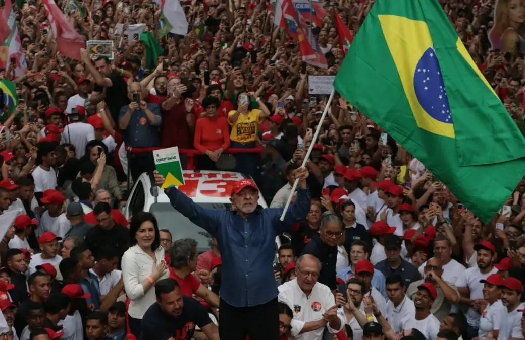 Lula consegue virada histórica, é reeleito e terá inédito quarto mandato