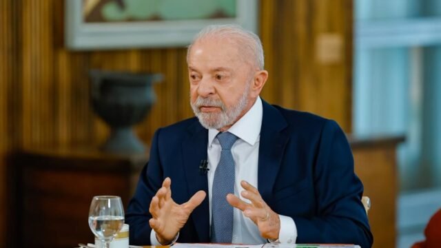 Lula critica decisões do TSE e defende legitimidade de redes de comunicação de campanha