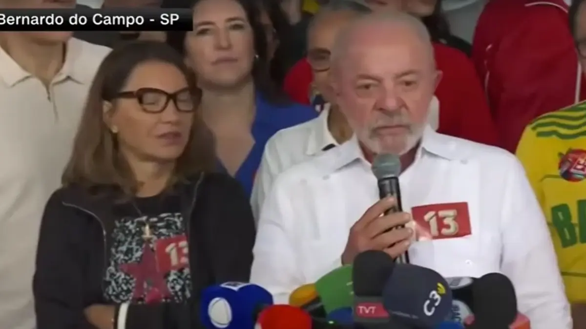 Lula diz que entra novamente na disputa pelo povo brasileiro
