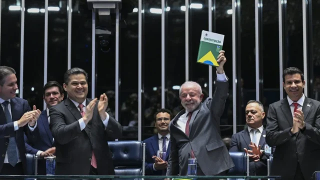 Lula participa da promulgação da PEC do fim da escala 6×1; nova regra começa em 60 dias