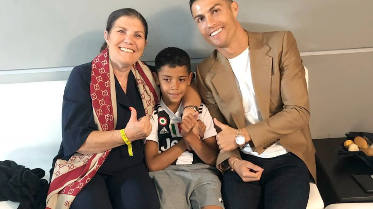 Mãe de Cristiano Ronaldo lamenta saída do filho da seleção