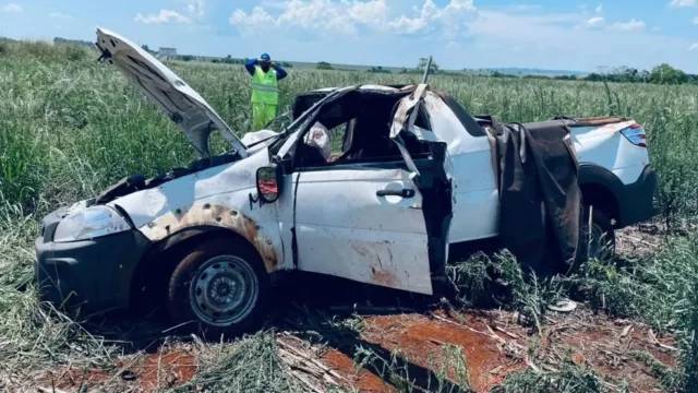 Mãe e filho morrem após caminhonete capotar na BR-153, em Itumbiara
