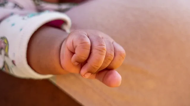 Mãe haitiana supera distância e burocracia para incluir pai na certidão do filho, em Goiás