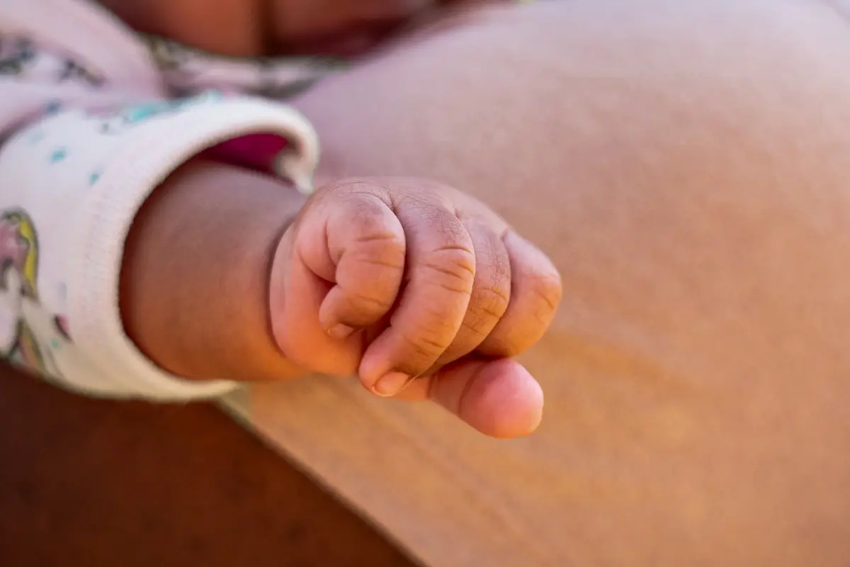 Mãe haitiana supera distância e burocracia para incluir pai na certidão do filho, em Goiás