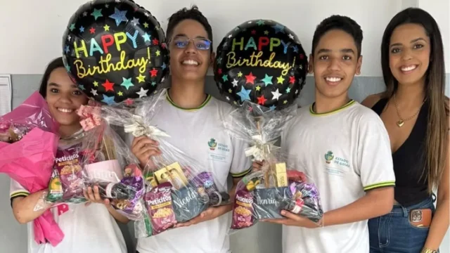 Mãe interrompe aula e surpreende trigêmeos com presentes no dia do aniversário, em Goiânia