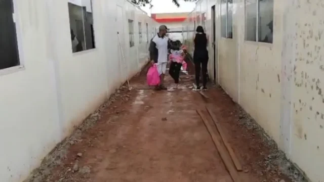 Mães denunciam lama, risco de choque e condições precárias em escola de Senador Canedo