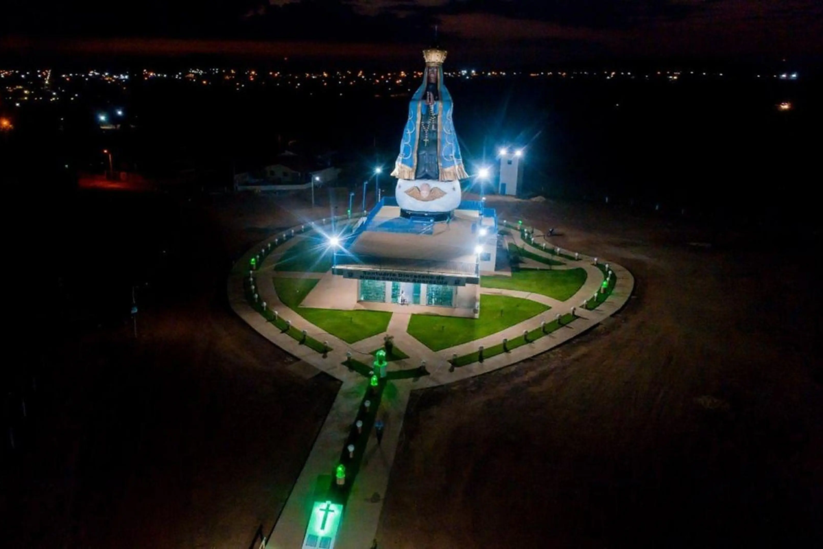 Maior imagem de Nossa Senhora Aparecida em fibra de vidro do Brasil fica em Goiás e nasceu de um sonho