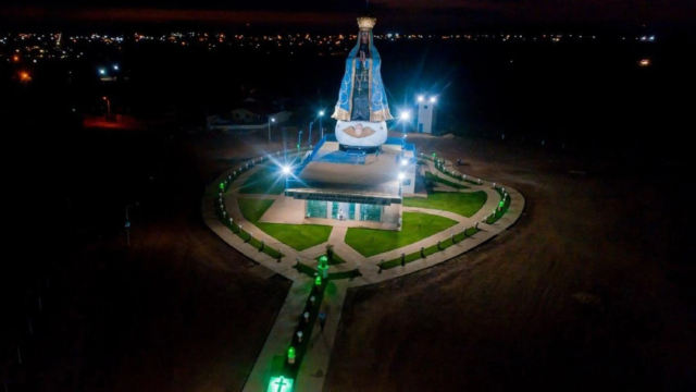 Maior imagem de Nossa Senhora Aparecida em fibra de vidro do Brasil fica em Goiás e nasceu de um sonho