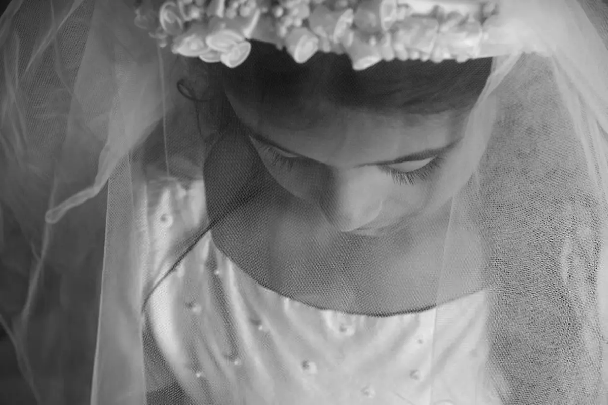 Mais de 1,2 mil crianças de até 14 anos vivem em situação de casamento infantil em Goiás