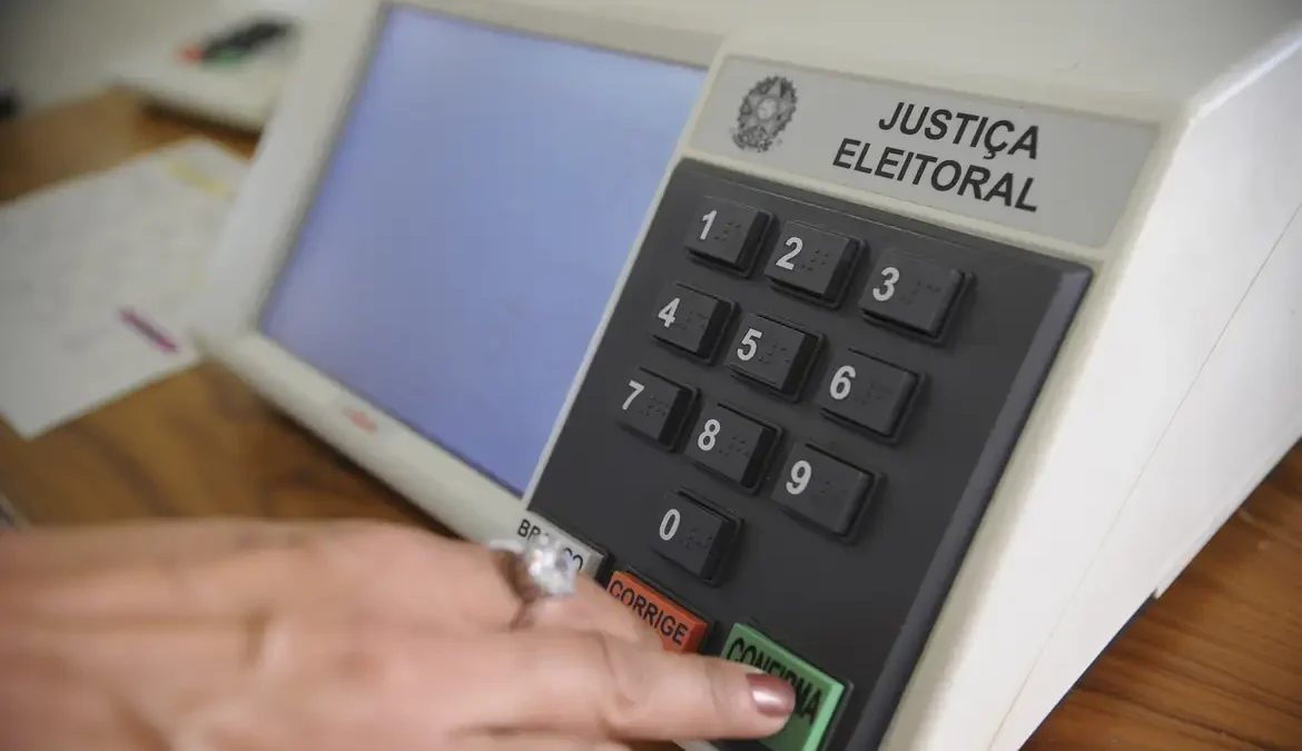 Mais de 2,6 milhões de eleitores justificam ausência no segundo turno até as 12h, diz TSE