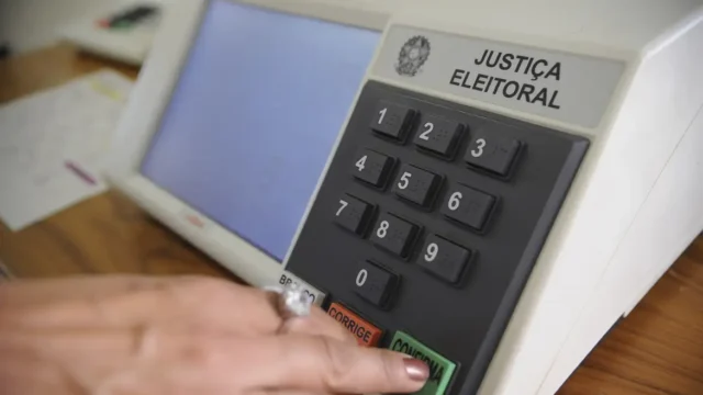 Mais de 2,6 milhões de eleitores justificam ausência no segundo turno até as 12h, diz TSE