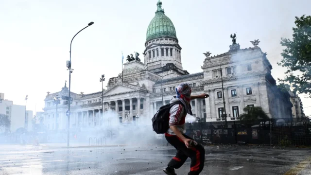 Manifestantes contra Milei entram em confronto com a polícia em Buenos Aires