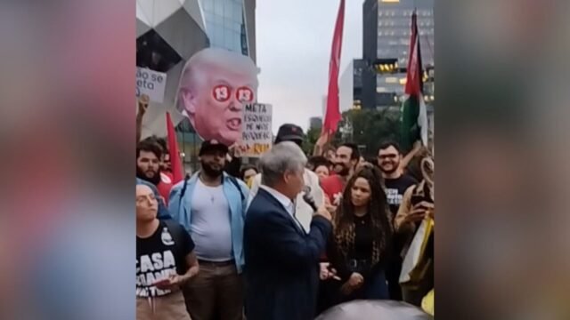 Manifestantes protestam contra suposta interferência eleitoral da Meta em SP