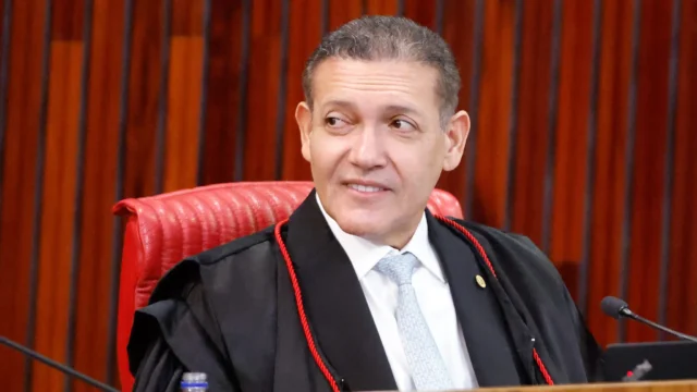 Mensagens no celular de Vorcaro citam Kassio e festa com cinco mulheres no quarto
