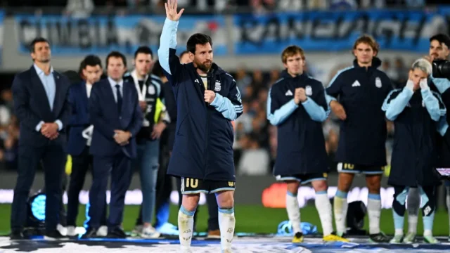 Messi se declara à seleção argentina e pede desculpas por vice da Copa do Mundo em despedida
