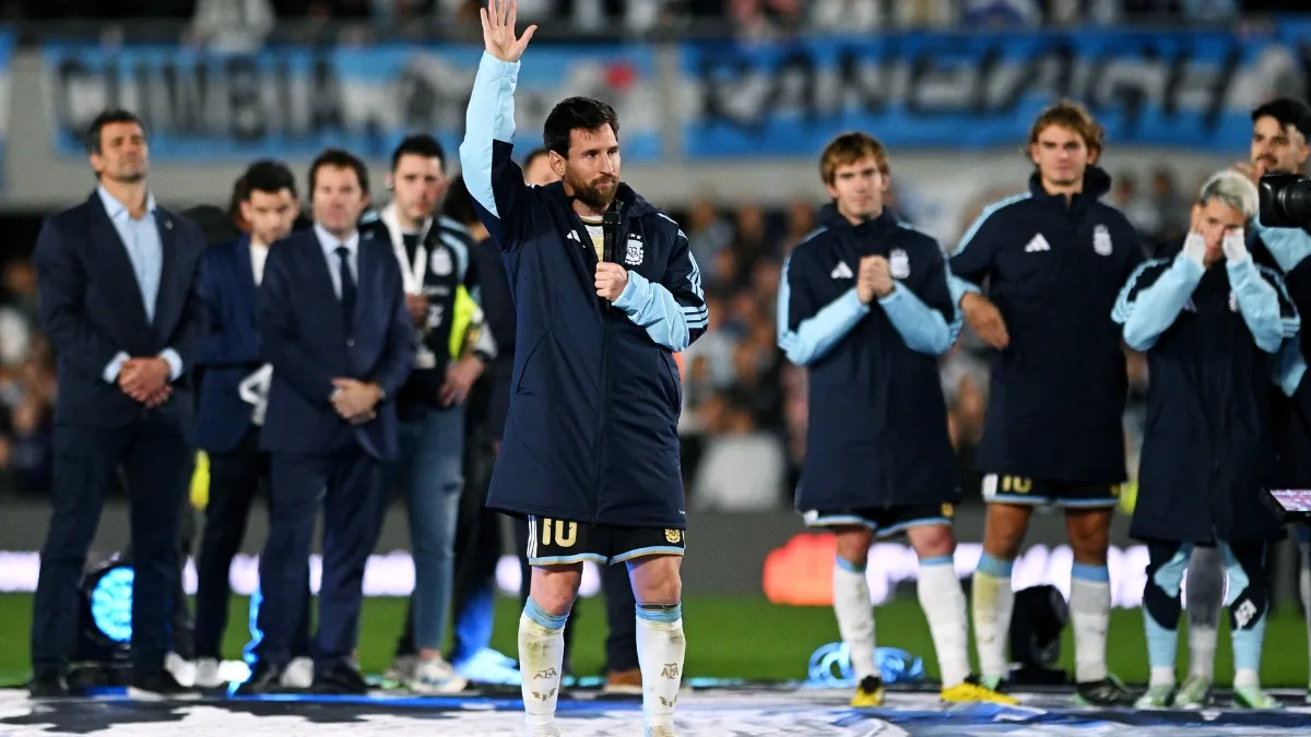 Messi se declara à seleção argentina e pede desculpas por vice da Copa do Mundo em despedida