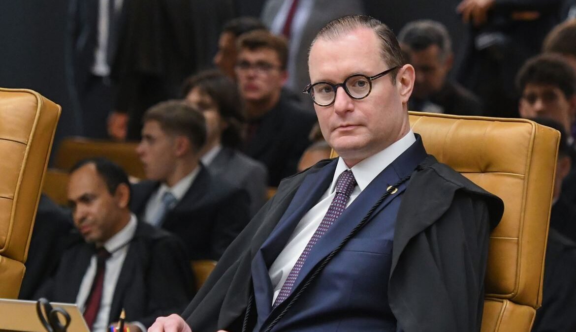 Ministro Zanin prorroga horário de votação até às 19h em todo o Brasil