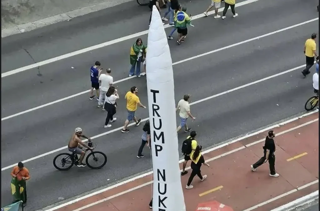 Míssil inflável levado a ato de Flávio Bolsonaro em SP pede ataque de Trump no Brasil