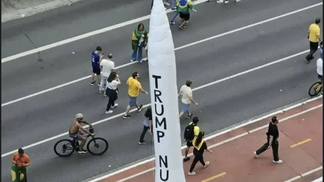 Míssil inflável levado a ato de Flávio Bolsonaro em SP pede ataque de Trump no Brasil