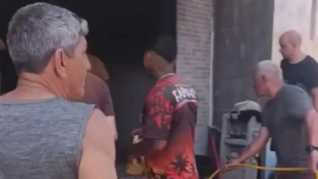 Moradores se unem para apagar incêndio em imóvel antes da chegada dos bombeiros no ES