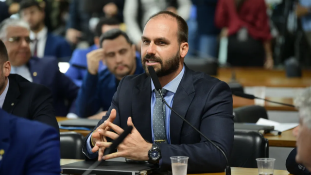 Moraes manda prender Eduardo Bolsonaro e cancela passaportes do filho do ex-presidente