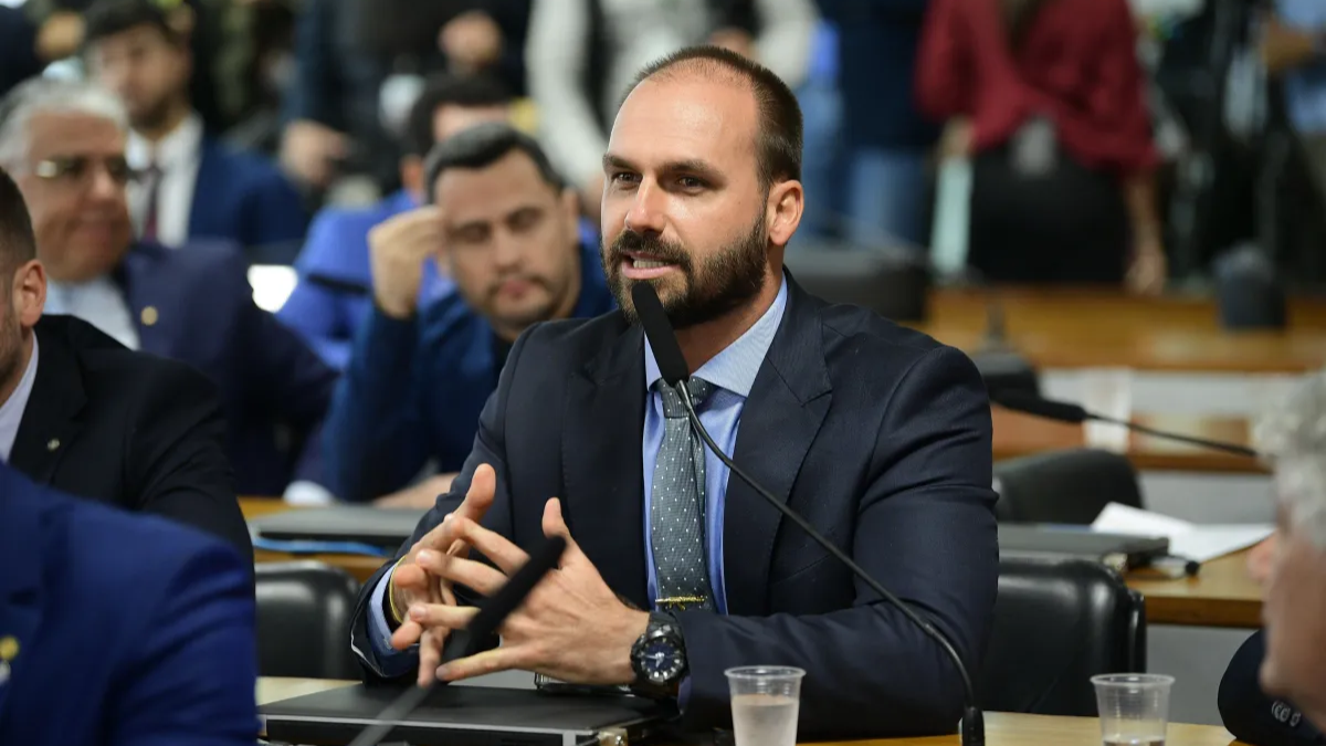 Moraes manda prender Eduardo Bolsonaro e cancela passaportes do filho do ex-presidente