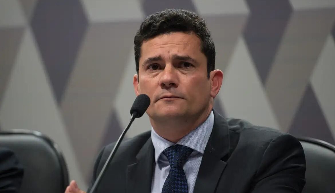 Moro critica apreensão de passaporte de Flávio Bolsonaro e diz que saída do país é “compreensível”