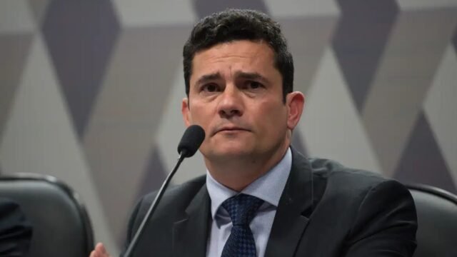 Moro critica apreensão de passaporte de Flávio Bolsonaro e diz que saída do país é “compreensível”
