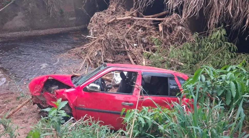 Motorista morre após carro capotar e cair de ponte em córrego em Aparecida