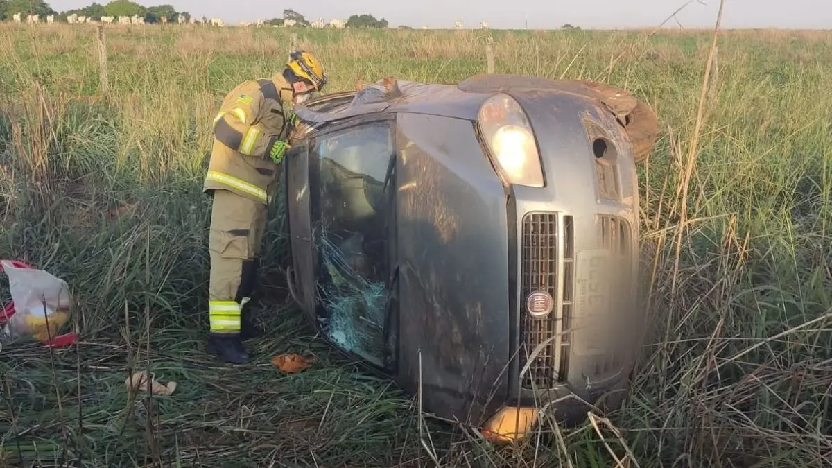 Motorista morre após carro capotar na GO-139, em Cristianópolis