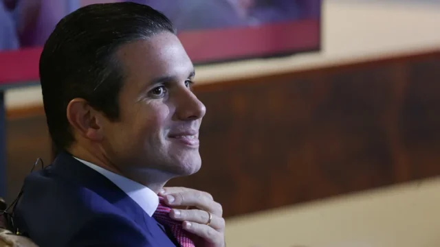 Motta define com centrão proposta de reforma eleitoral e quer regular propaganda digital para conter PL
