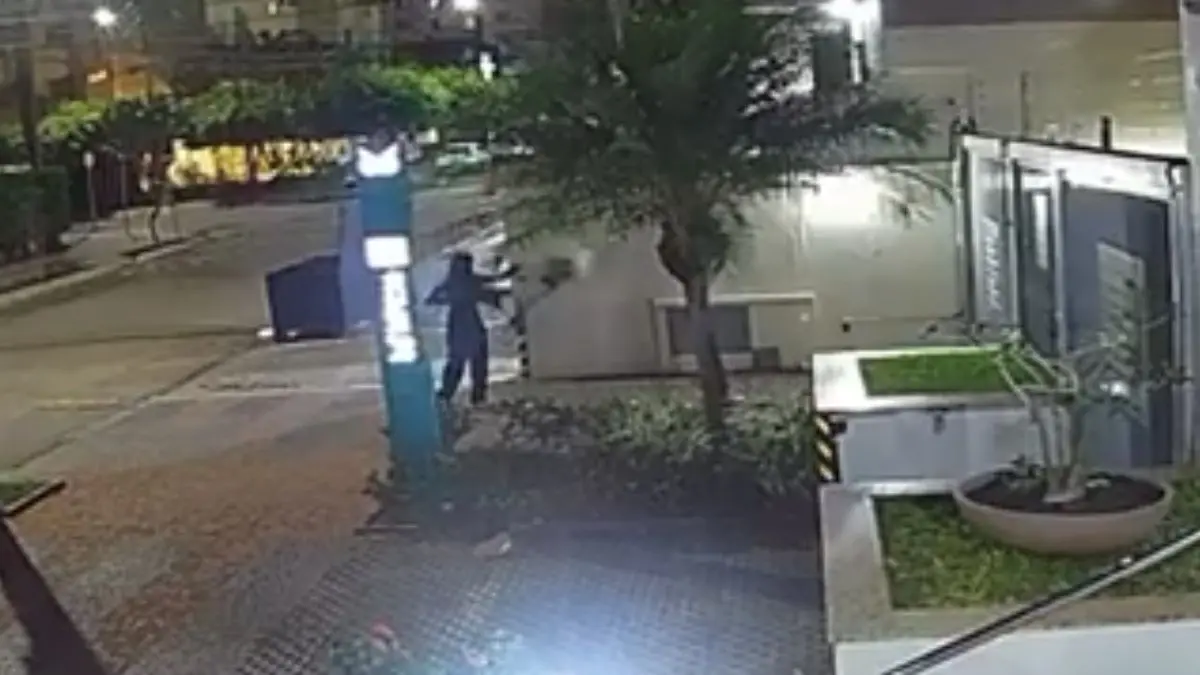 Mulher atira roupas rasgadas e tênis em frente a prédio no Jardim Goiás, em Goiânia