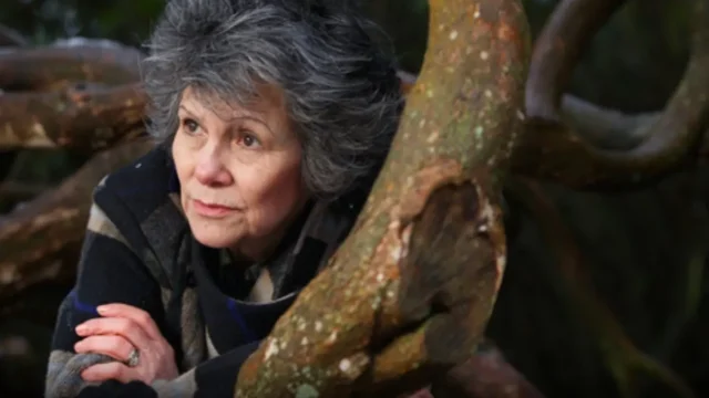 Mulher ‘criada por macacos’ revela o que aconteceu ao se ver pela primeira vez no espelho
