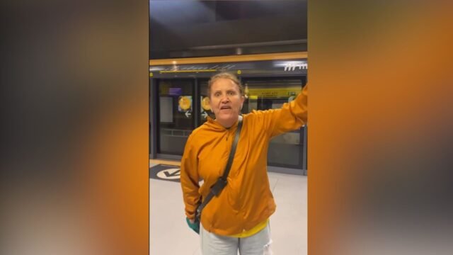 Mulher é flagrada em vídeo gritando ofensas racistas a estudante em estação de metrô em SP