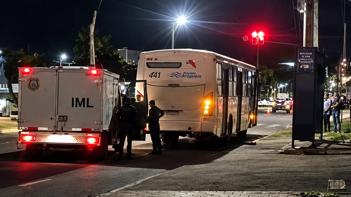 Mulher morre após ser atropelada por ônibus em Goiânia