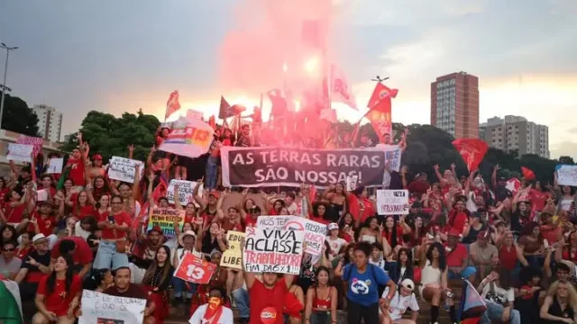 Mulheres fazem ato em Goiânia em mobilização nacional de apoio a Lula neste sábado (17)