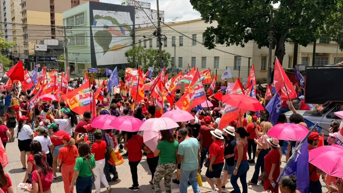 Mulheres ocupam Praça Cívica e Avenida Goiás em novo ato pró Lula em Goiânia neste sábado