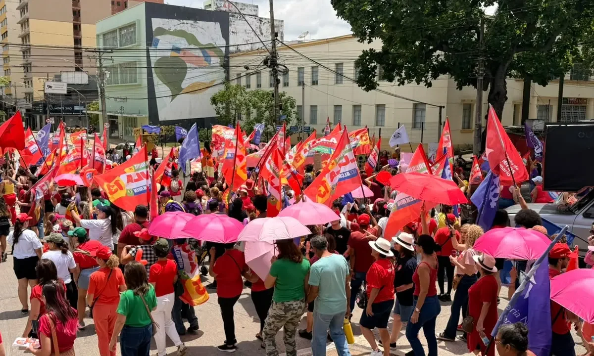 Mulheres ocupam Praça Cívica e Avenida Goiás em novo ato pró Lula em Goiânia neste sábado