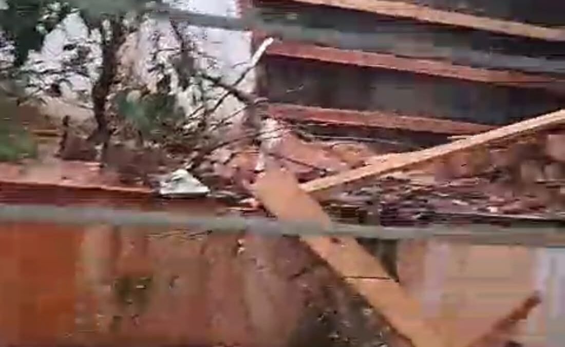 Muro desaba com a chuva em Centro de Saúde de BH