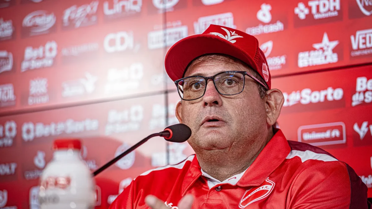 “Não vou transferir responsabilidade”: Guto Ferreira poupa Hayner após derrota do Vila Nova