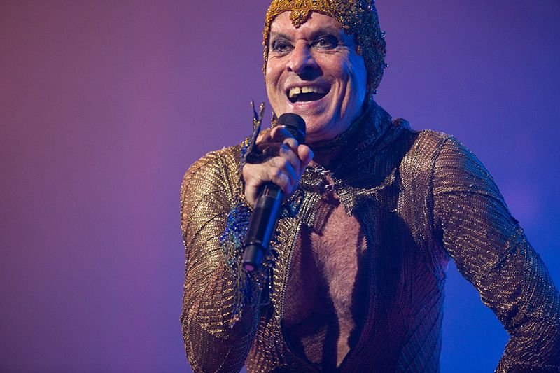 Ney Matogrosso faz cirurgia e cancela show após recomendação médica