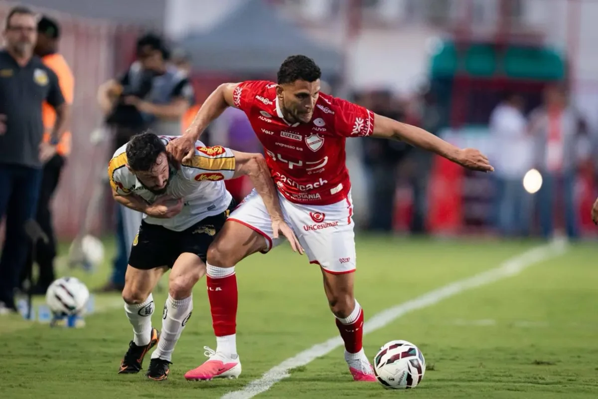 No apagar das luzes, Vila Nova sofre empate do Novorizontino, mas mantém liderança da Série B