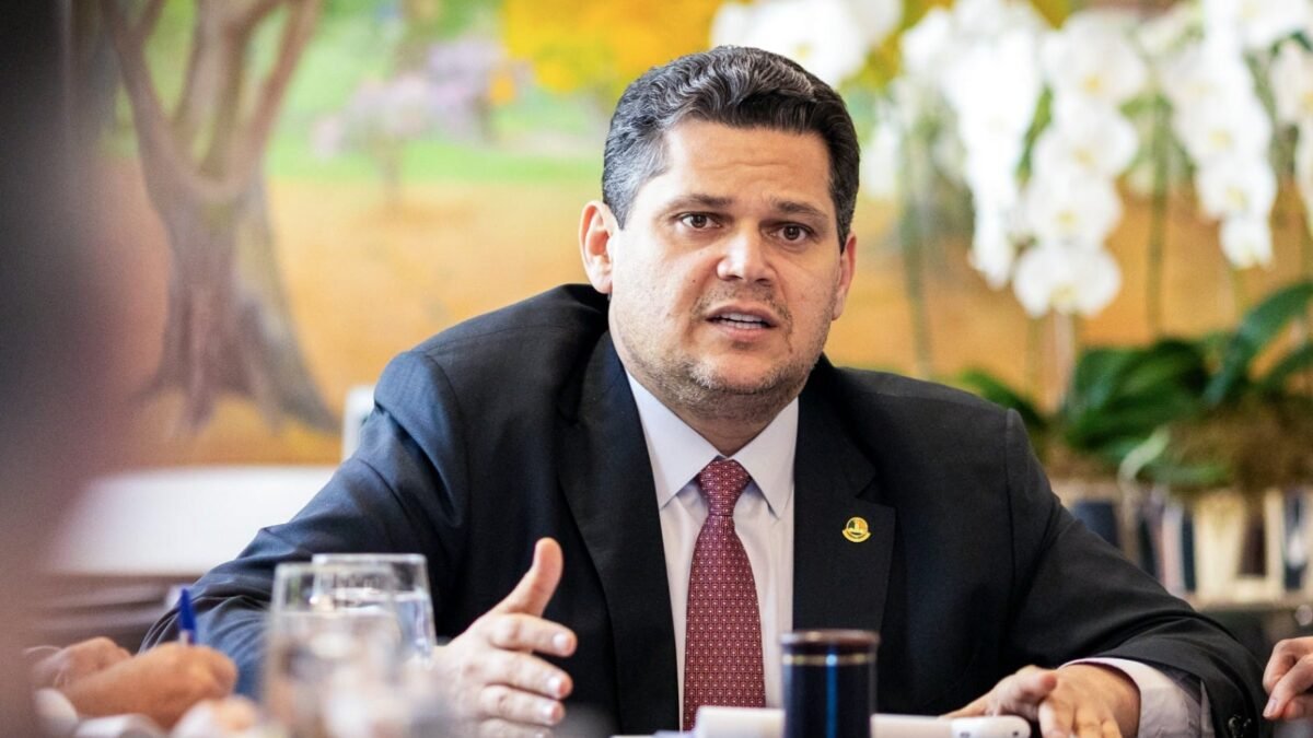 Oposição tenta evitar PEC 6×1 antes do 2º turno, mas Alcolumbre diz que votação está mantida