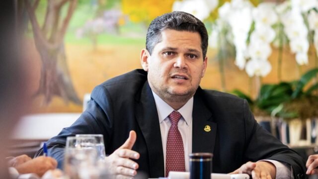 Oposição tenta evitar PEC 6×1 antes do 2º turno, mas Alcolumbre diz que votação está mantida