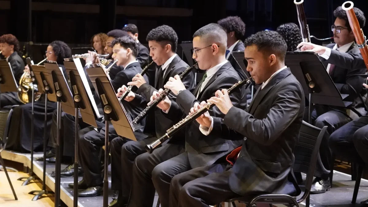 Orquestra juvenil do Basileu França apresenta clássicos do rock em concerto gratuito